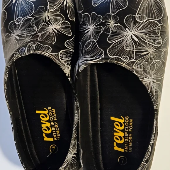 Revel AntiSlip Clogs For Women Size 7 Please Read Description - Picture 3 of 7